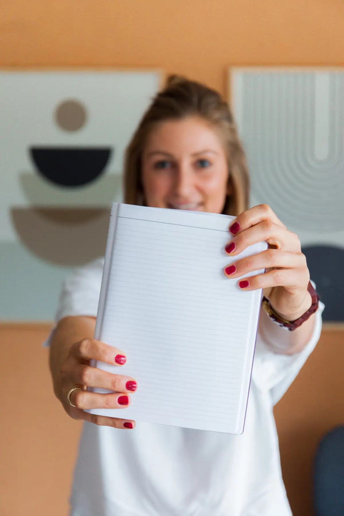 Dr. Katharina Ptack hält ein aufgeschlagenes Notizbuch in die Kamera
