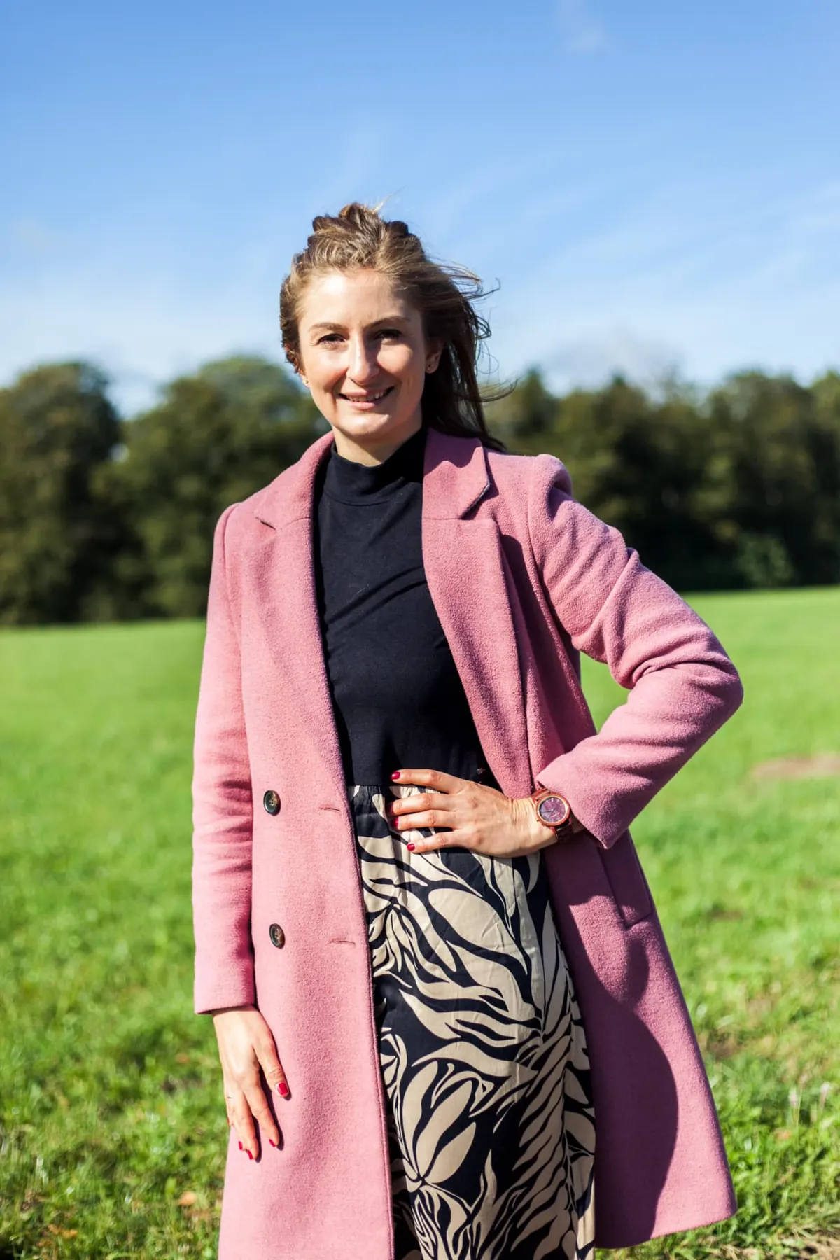 Porträt von Dr. Katharina Ptack im Freien