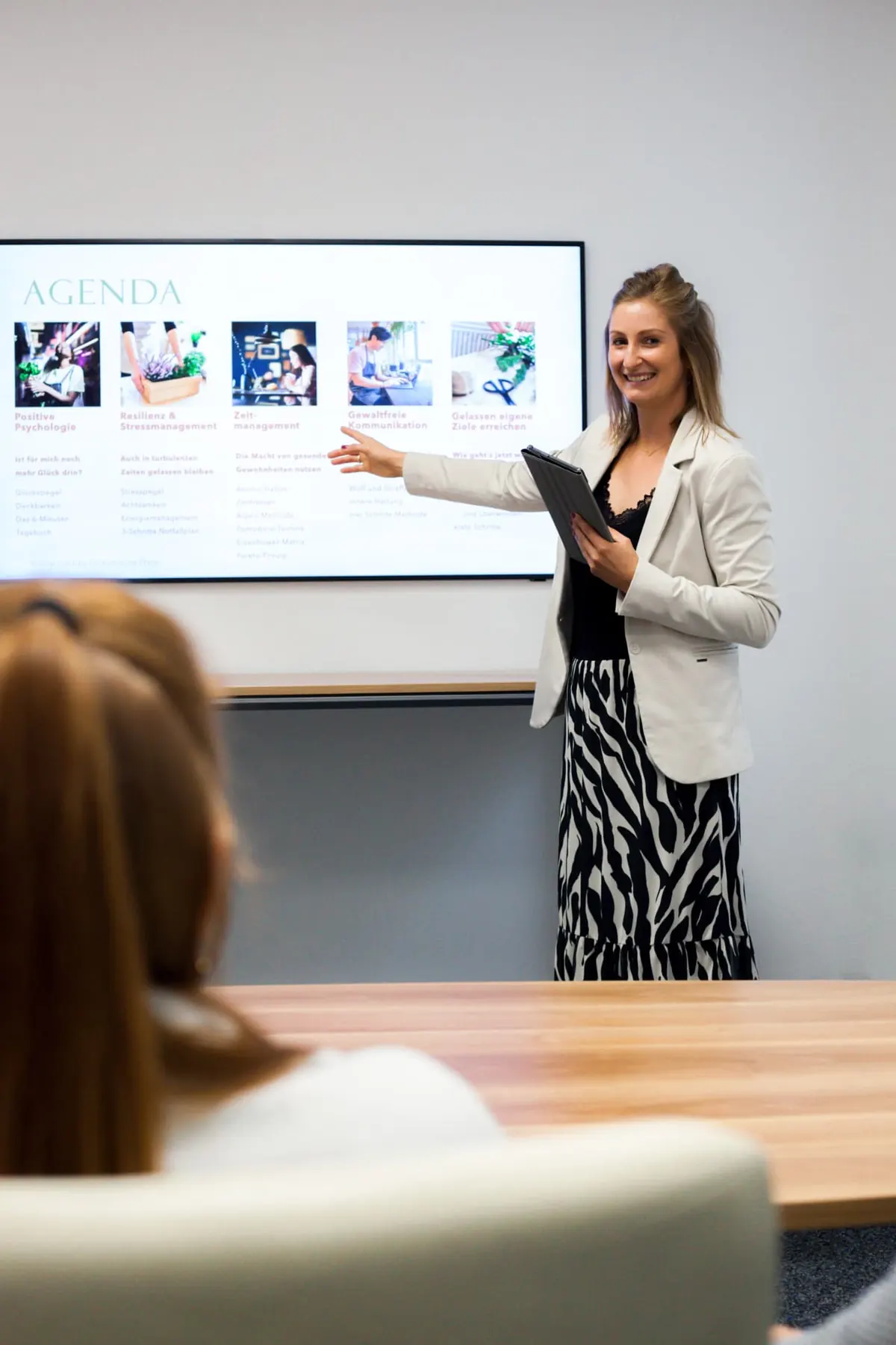 Dr. Katharina Ptack moderiert einen Workshop vor einem Bildschirm mit Seminaragenda