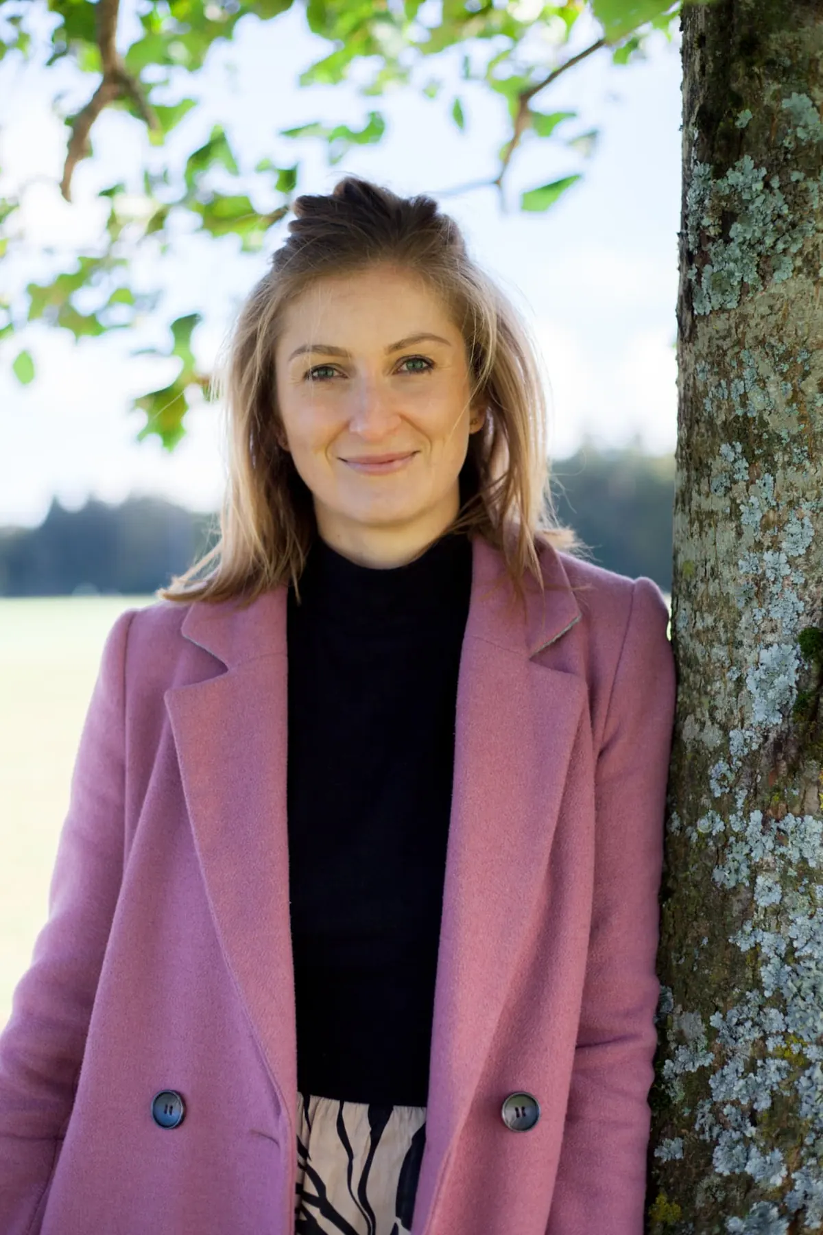 Porträt von Dr. Katharina Ptack im Freien an einem Baum
